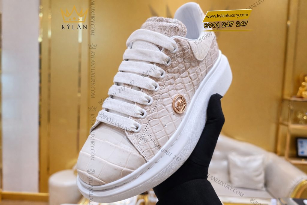Kỳ Lân Luxury Giay bata da ca Alligator trang dinh logo vuong mien vang Au750 va kim cuong 8 Giày bata da cá Alligator trắng đính logo vương miện vàng Au750 và kim cương