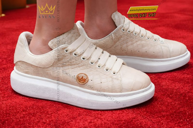 Giày bata da cá Alligator trắng đính logo vương miện vàng Au750 và kim cương