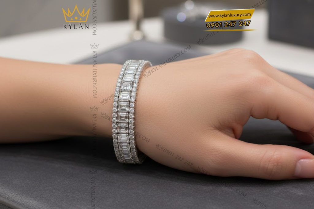 Kỳ Lân Luxury Lac tay vang trang Au750 dinh kim cuong baguette 7 Lắc tay vàng trắng Au750 đính kim cương baguette