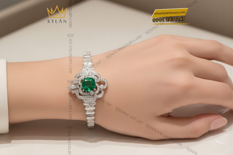 Lắc tay vàng trắng Au750 đính kim cương và đá ngọc lục bảo