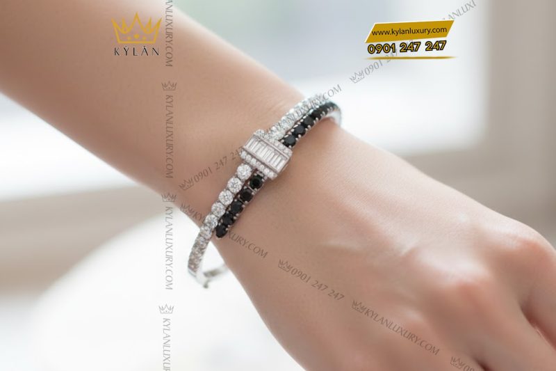 Lắc tay vàng trắng Au750 đính kim cương và đá quý đen