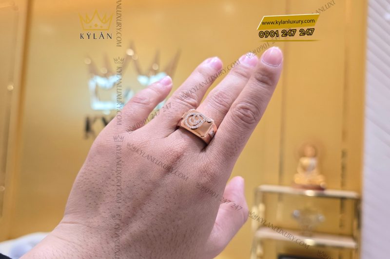 Nhẫn chữ T vàng hồng Au750 đính kim cương