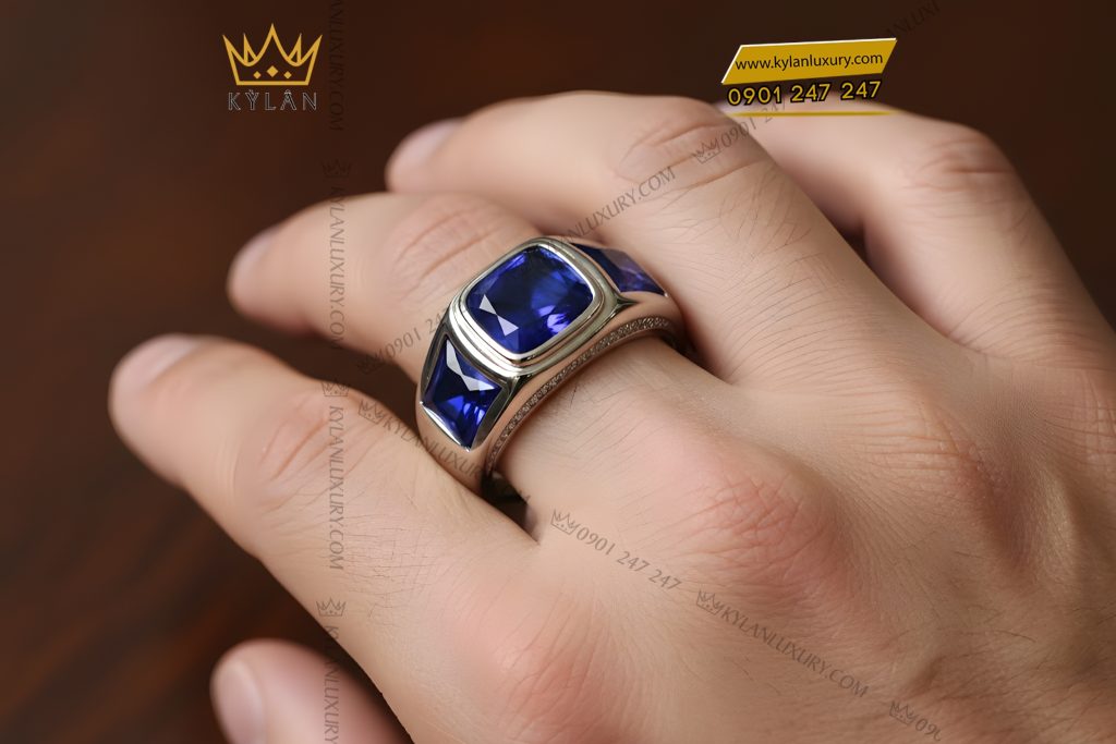 Nhẫn nam vàng trắng Au750 đính kim cương và đá sapphire xanh 14 Kỳ Lân Luxury Nhan nam vang trang Au750 dinh kim cuong va da sapphire xanh 8 Nhẫn nam vàng trắng Au750 đính kim cương và đá sapphire xanh