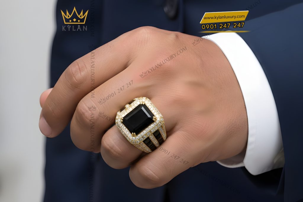 Nhẫn nam vàng vàng Au750 đính kim cương và đá quý đen 5 Nhẫn nam vàng vàng Au750 đính kim cương và đá quý đen