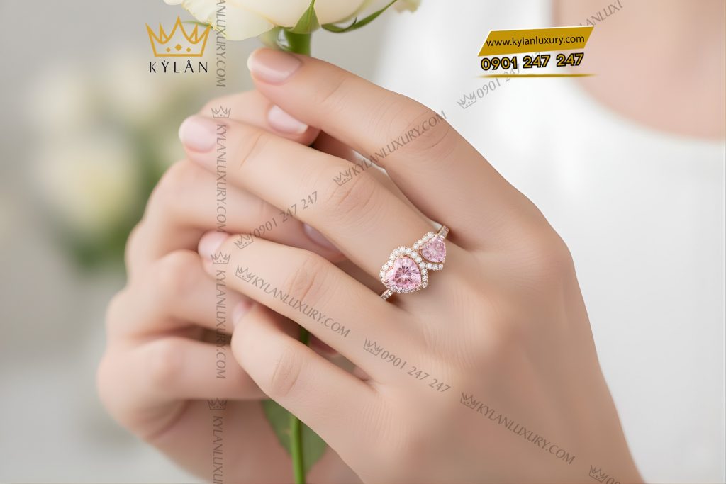 Nhẫn nữ vàng hồng Au750 đính kim cương và đá quý hồng 5 Nhẫn nữ vàng hồng Au750 đính kim cương và đá quý hồng
