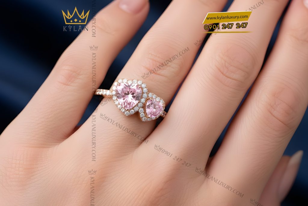 Nhẫn nữ vàng hồng Au750 đính kim cương và đá quý hồng 13 Kỳ Lân Luxury Nhan nu vang hong Au750 dinh kim cuong va da quy hong 8 Nhẫn nữ vàng hồng Au750 đính kim cương và đá quý hồng
