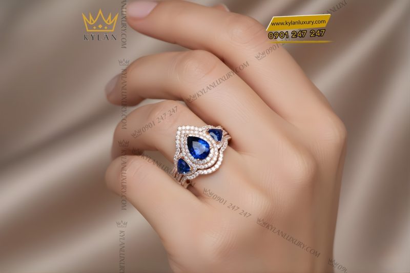 Nhẫn nữ vàng hồng Au750 đính kim cương và đá quý xanh