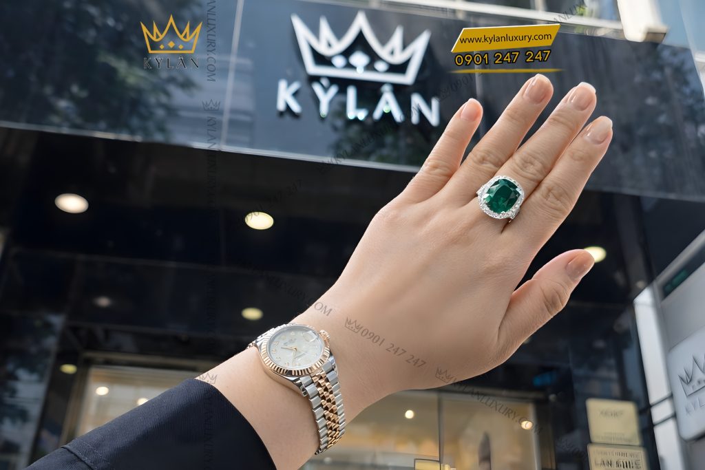 Nhẫn nữ vàng trắng Au750 đính kim cương và đá ngọc lục bảo