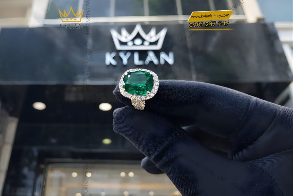 Kỳ Lân Luxury Nhan nu vang trang Au750 dinh kim cuong va da ngoc luc bao 9 Nhẫn nữ vàng trắng Au750 đính kim cương và đá ngọc lục bảo