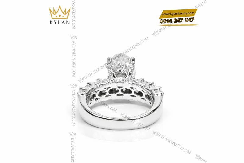 Nhẫn vàng trắng Au750 đính kim cương Oval