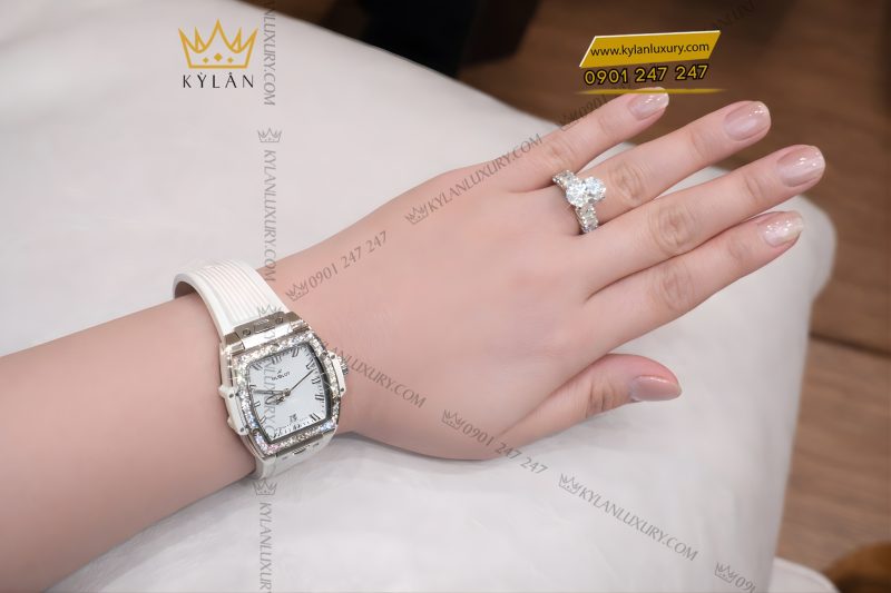 Nhẫn vàng trắng Au750 đính kim cương Oval