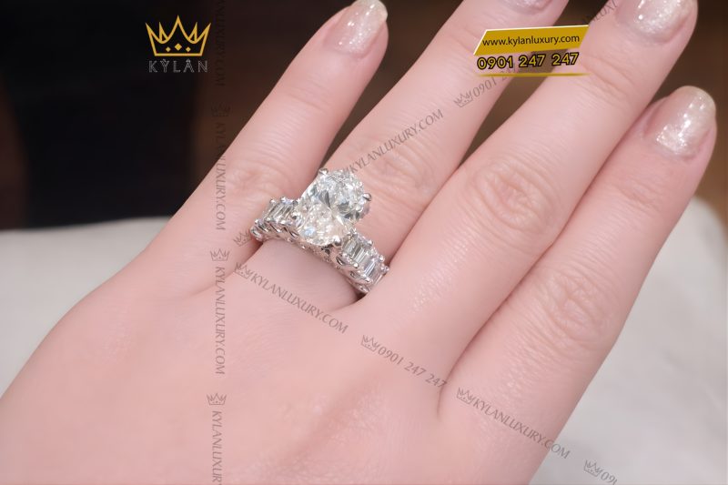 Nhẫn vàng trắng Au750 đính kim cương Oval