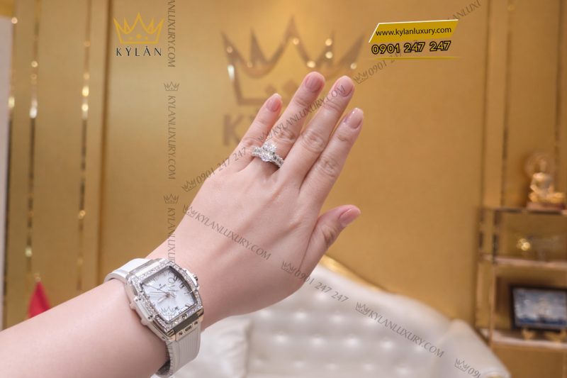 Nhẫn vàng trắng Au750 đính kim cương Oval