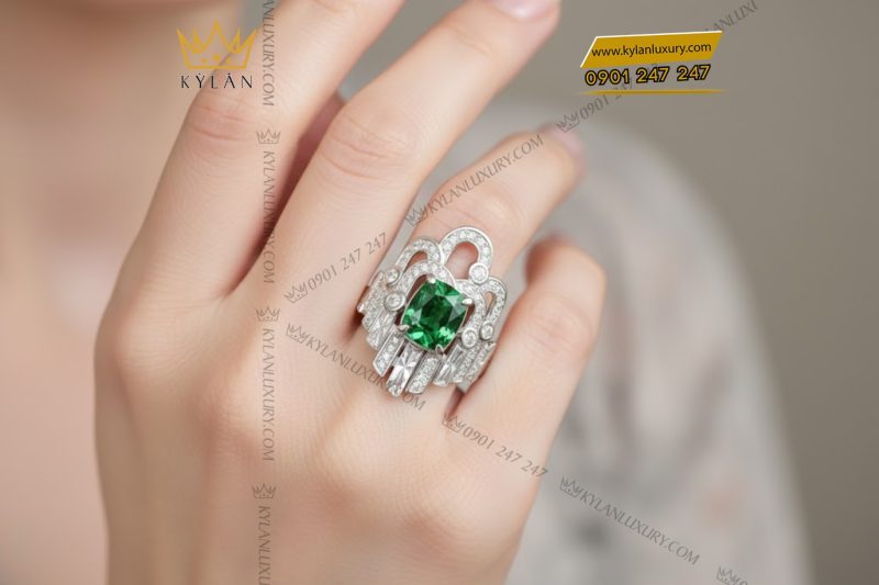 Nhẫn vàng trắng Au750 đính kim cương và đá ngọc lục bảo