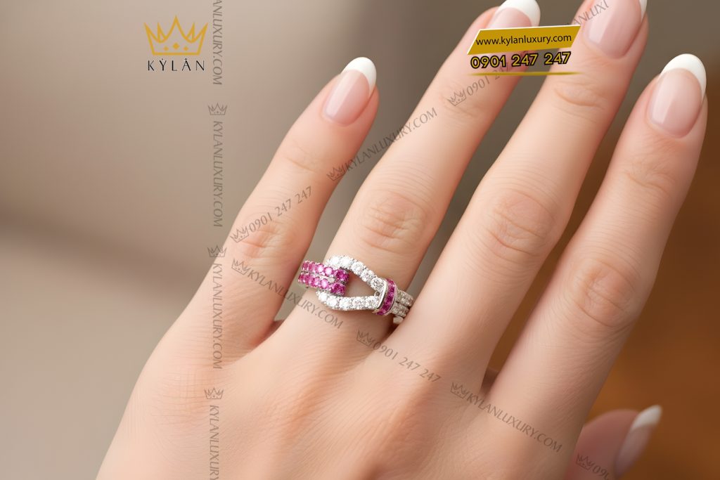 Nhẫn vàng trắng Au750 đính kim cương và đá quý hồng 5 Nhẫn vàng trắng Au750 đính kim cương và đá quý hồng