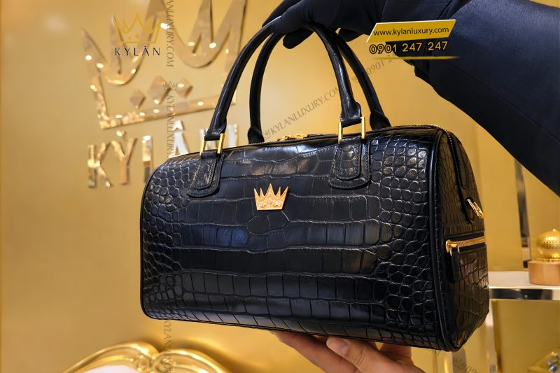 Túi xách da cá Alligator Black đính logo vương miện vàng KY LAN