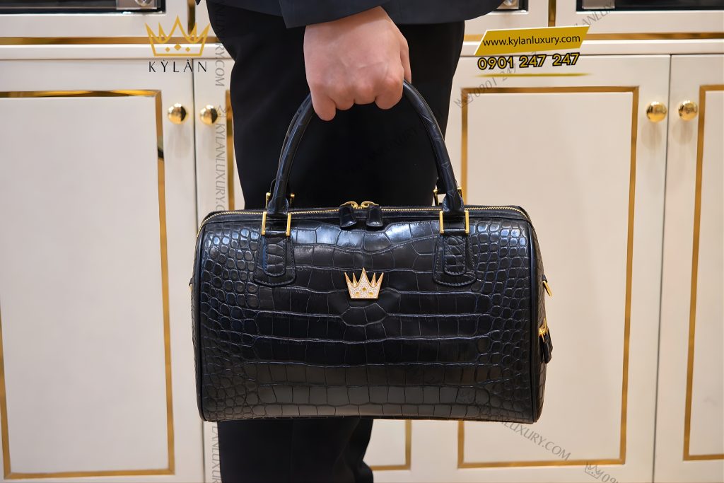 Túi xách da cá Alligator Black đính logo vương miện vàng KY LAN 16 Kỳ Lân Luxury Tui xach da ca Alligator Black dinh logo vuong mien vang KY LAN 11 Túi xách da cá Alligator Black đính logo vương miện vàng KY LAN