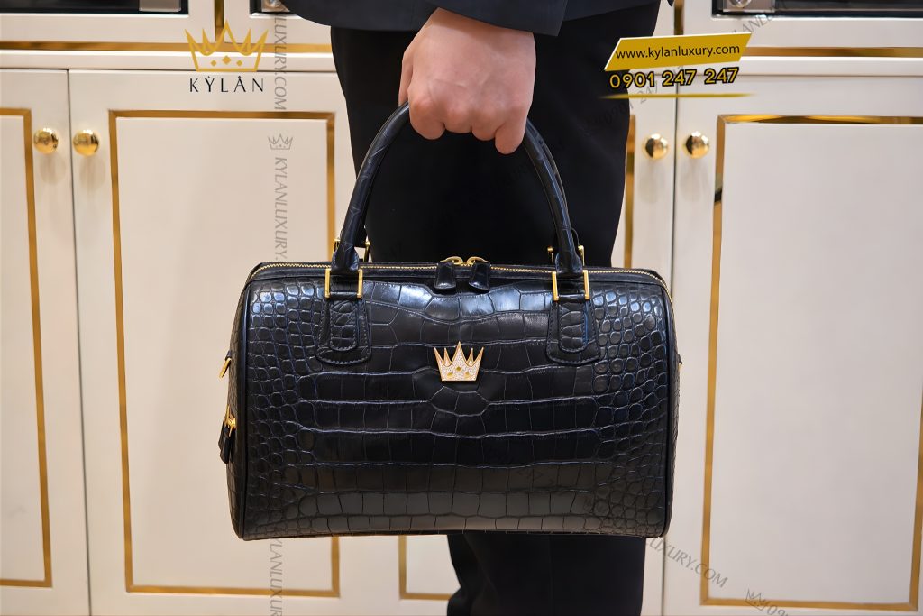 Túi xách da cá Alligator Black đính logo vương miện vàng KY LAN 4 Túi xách da cá Alligator Black đính logo vương miện vàng KY LAN