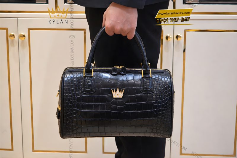 Túi xách da cá Alligator Black đính logo vương miện vàng KY LAN