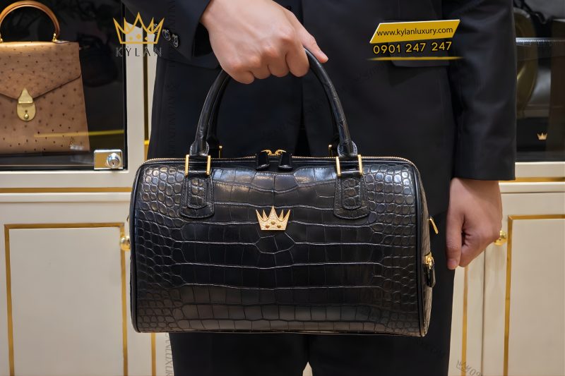 Túi xách da cá Alligator Black đính logo vương miện vàng KY LAN