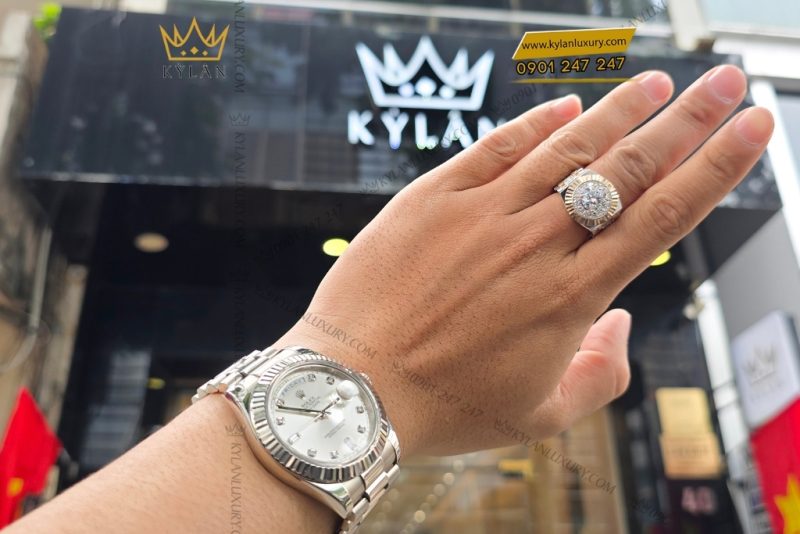 Đồng hồ Rolex Day Date 41 mặt số bạc cọc kim cương 218239-0006