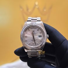 Đồng hồ Rolex Day Date 41 vàng trắng custom vành kim vuông 218239-0006