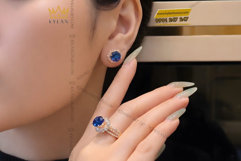 Bông tai vàng hồng Au750 đính kim cương và đá sapphire xanh