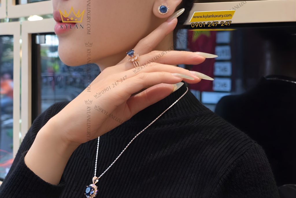 Bông tai vàng hồng Au750 đính kim cương và đá sapphire xanh