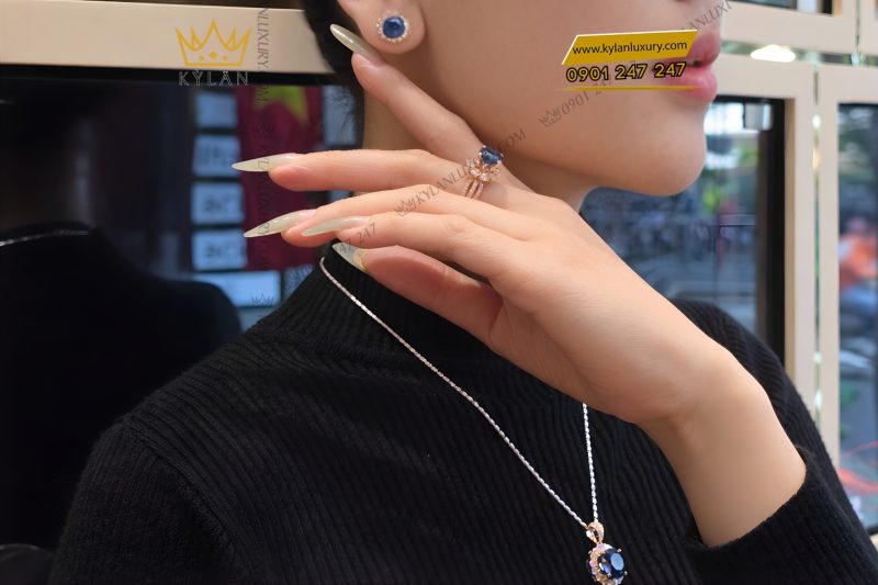 Bông tai vàng hồng Au750 đính kim cương và đá sapphire xanh