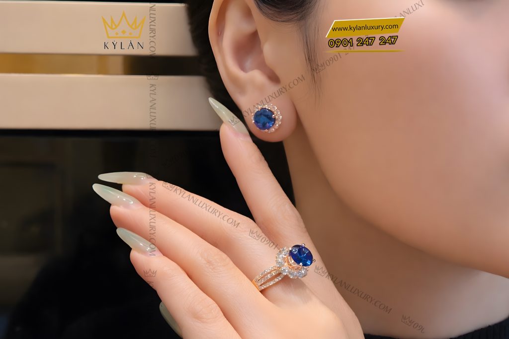 Bông tai vàng hồng Au750 đính kim cương và đá sapphire xanh