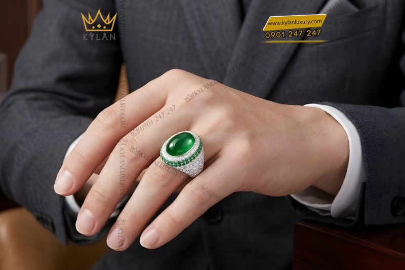 Nhẫn nam vàng trắng Au750 đính kim cương và ngọc lục bảo