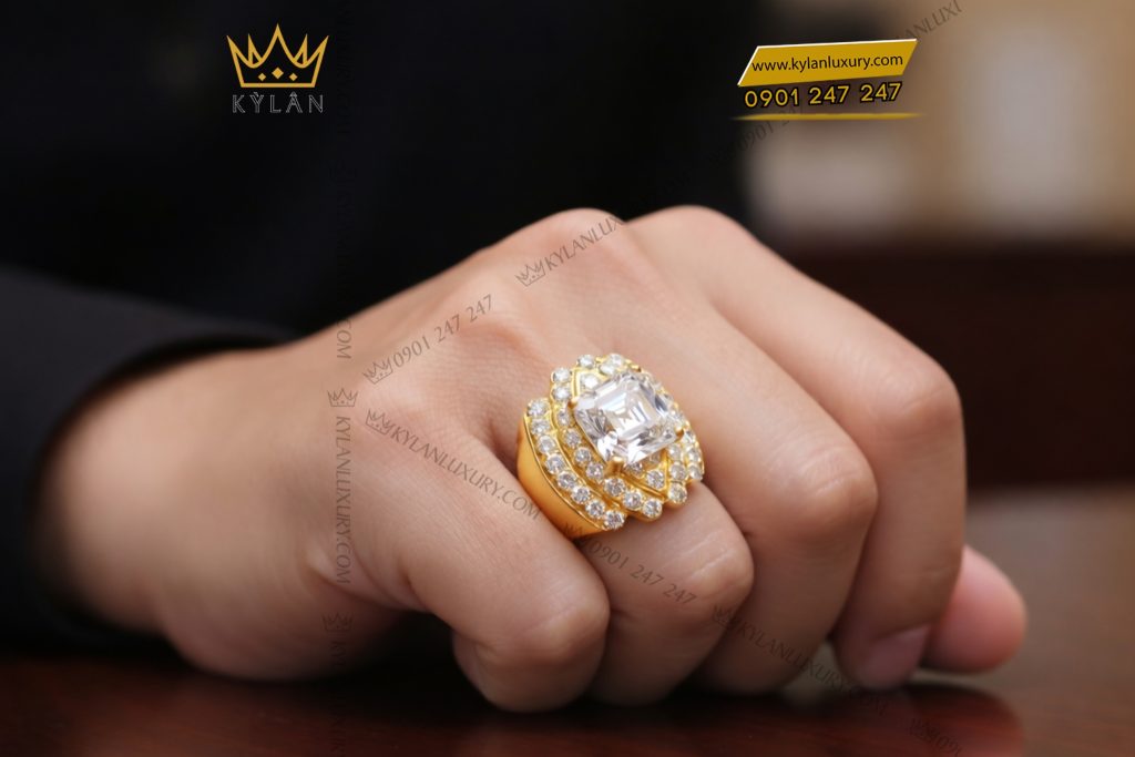 Kỳ Lân Luxury Nhan nam vang vang Au750 dinh vien chu kim cuong vuong 12ly 11 Nhẫn nam vàng vàng Au750 đính viên chủ kim cương vuông 12ly