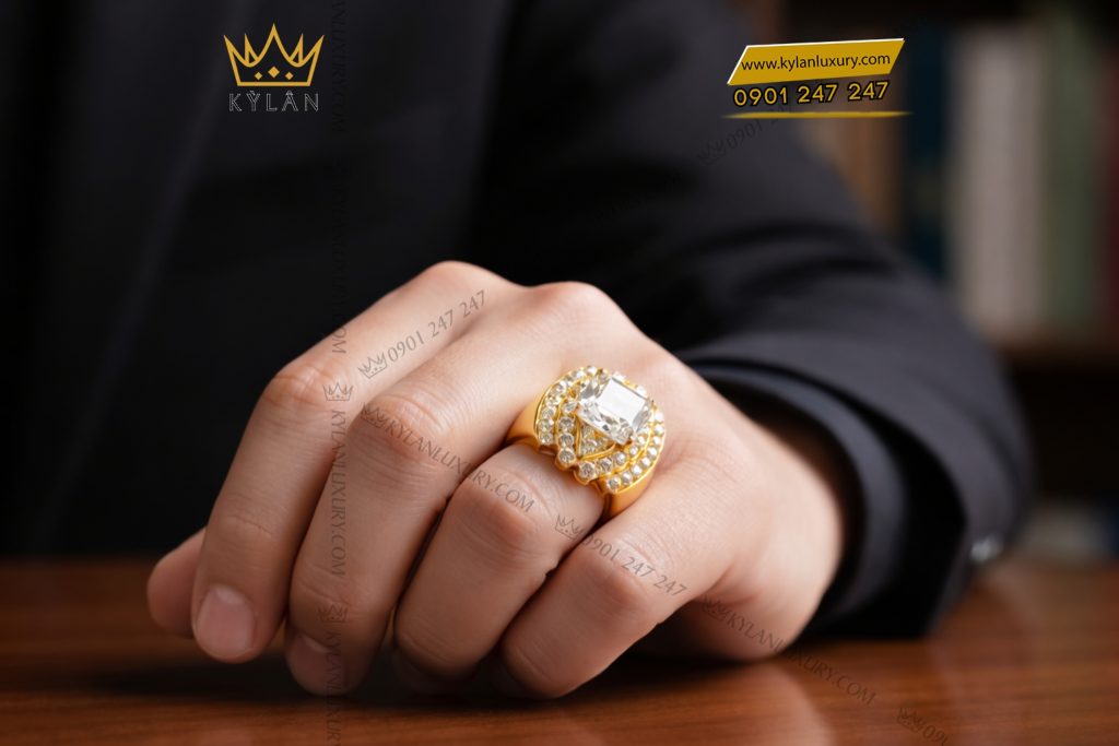 Kỳ Lân Luxury Nhan nam vang vang Au750 dinh vien chu kim cuong vuong 12ly 13 1 Nhẫn nam vàng vàng Au750 đính viên chủ kim cương vuông 12ly