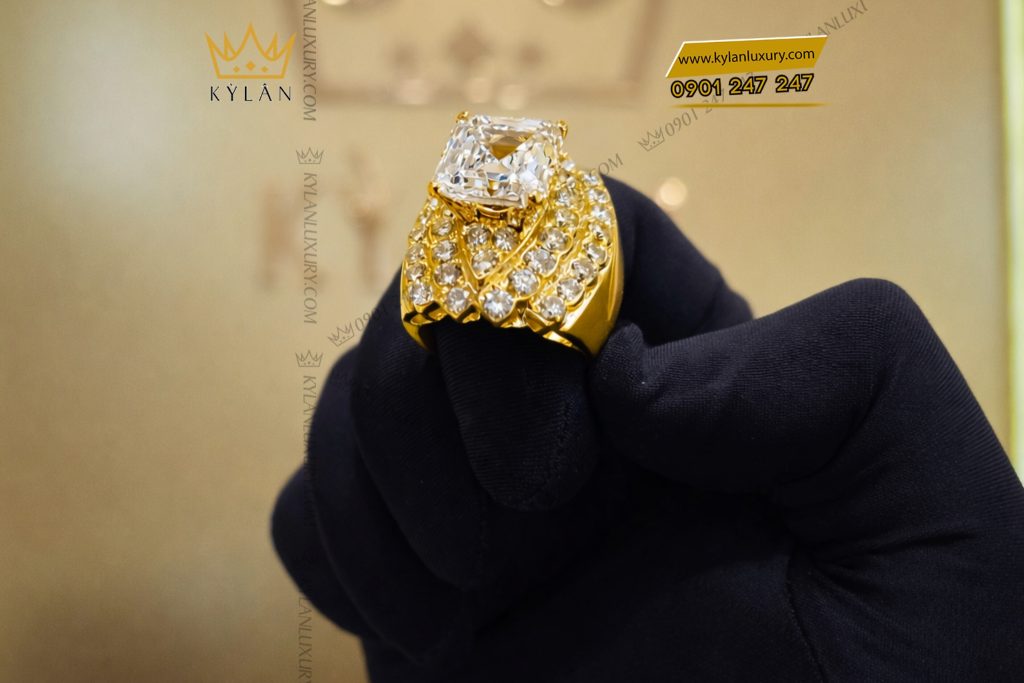 Kỳ Lân Luxury Nhan nam vang vang Au750 dinh vien chu kim cuong vuong 12ly 8 Nhẫn nam vàng vàng Au750 đính viên chủ kim cương vuông 12ly