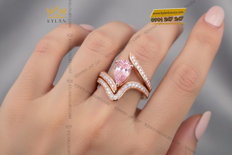 Nhẫn nữ vàng hồng Au750 đính kim cương và đá quý hồng