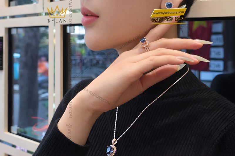 Nhẫn nữ vàng hồng Au750 đính kim cương và đá sapphire xanh