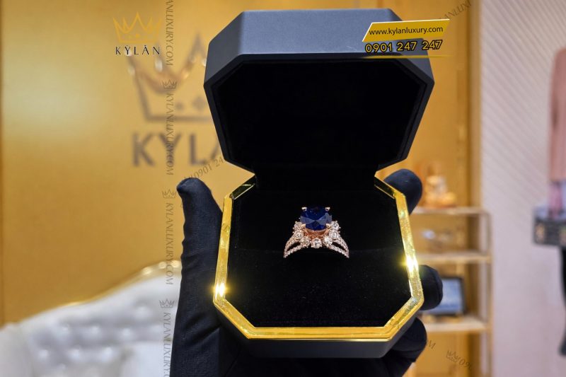 Nhẫn nữ vàng hồng Au750 đính kim cương và đá sapphire xanh