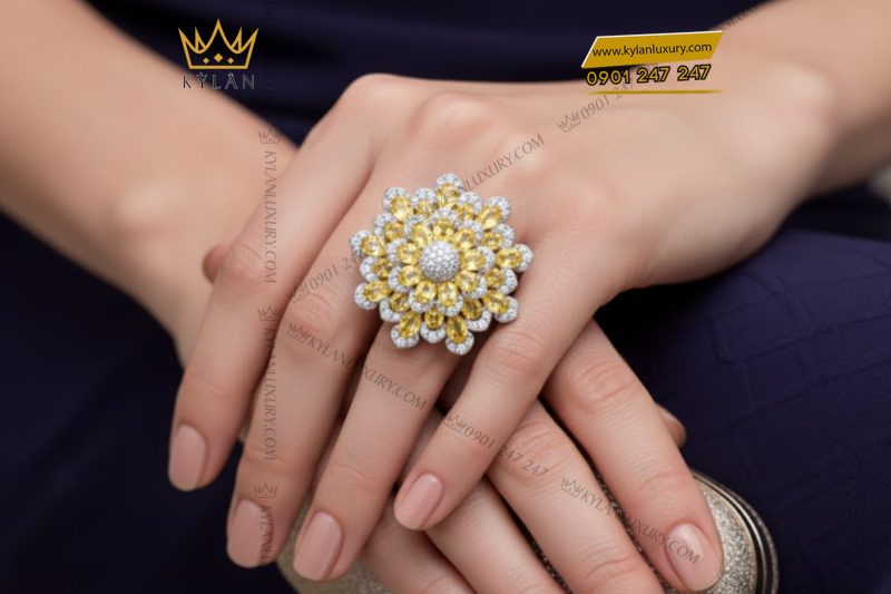 Nhẫn nữ vàng trắng Au750 đính kim cương và đá quý vàng