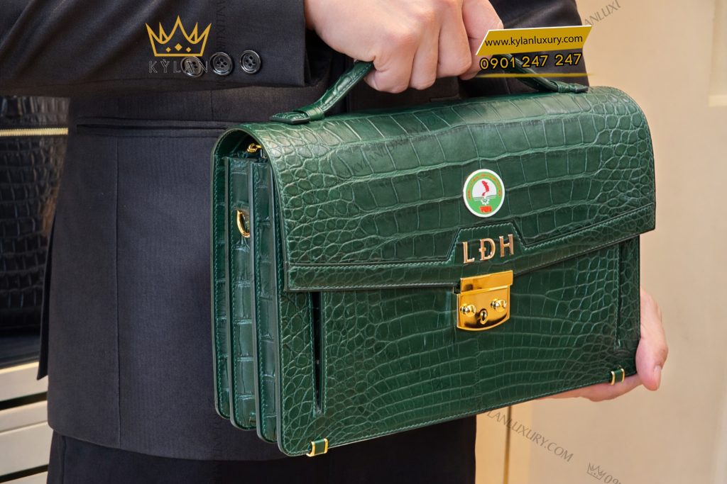 Túi Clutch da cá Alligator màu rêu đậm đính logo vàng LDH