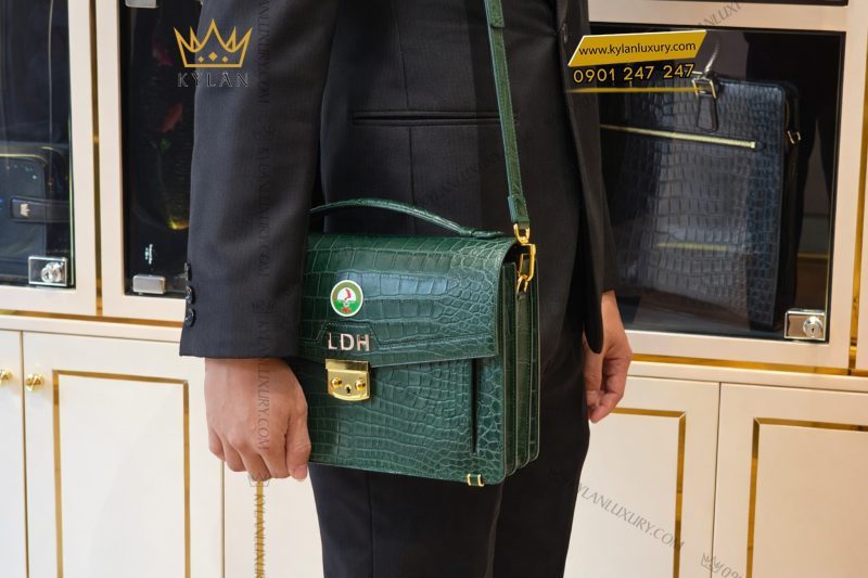 Túi Clutch da cá Alligator màu rêu đậm đính logo vàng LDH