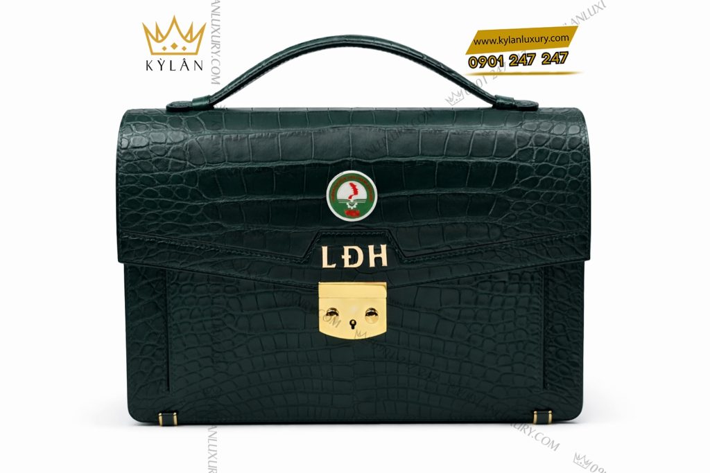 Kỳ Lân Luxury Tui Clutch da ca Alligator Dark Green 2 Túi Clutch da cá Alligator màu rêu đậm đính logo vàng LDH