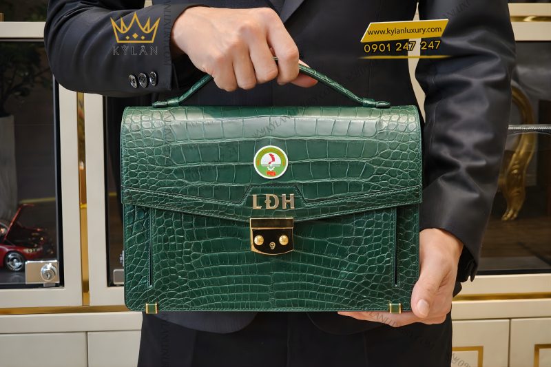 Túi Clutch da cá Alligator màu rêu đậm đính logo vàng LDH