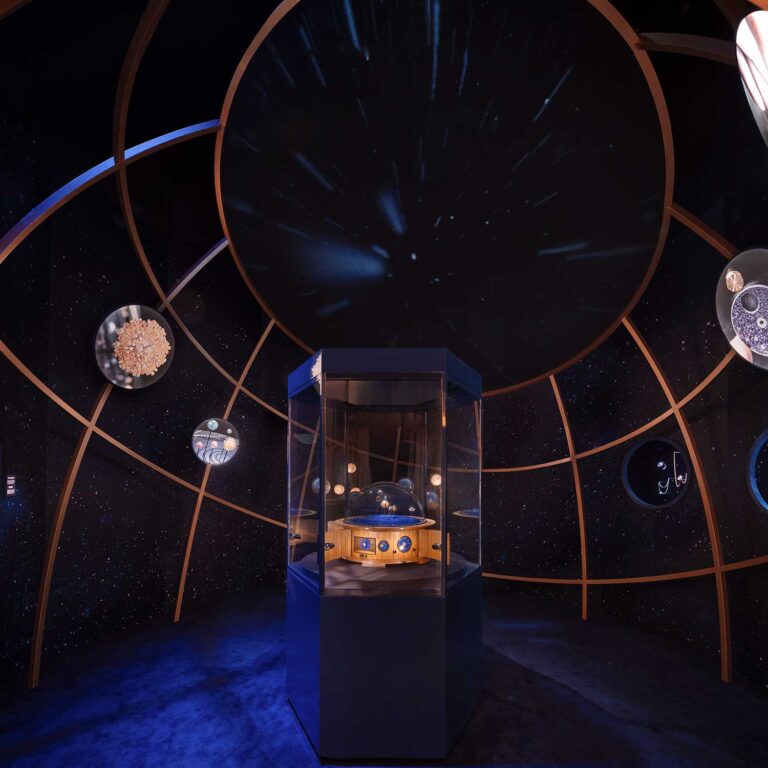 Thương hiệu Van Cleef & Arpels hóa thơ ca tại Hồng Kông 2 Thương hiệu Van Cleef & Arpels hóa thơ ca tại Hồng Kông