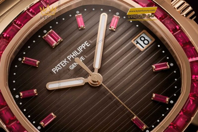 Đồng hồ Patek Philippe Nautilus vàng hồng vành ruby 5723/112R-001