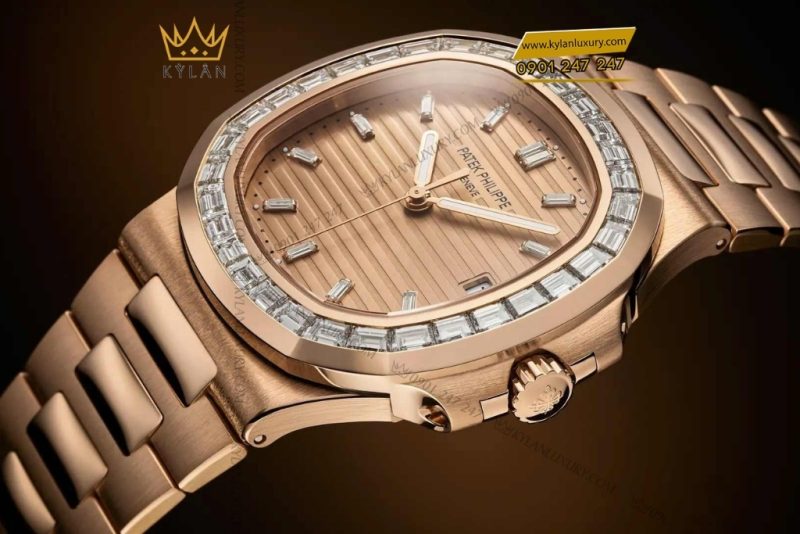 Đồng hồ Patek Philippe Nautilus mặt vàng hồng vành kim 5723/1R-001