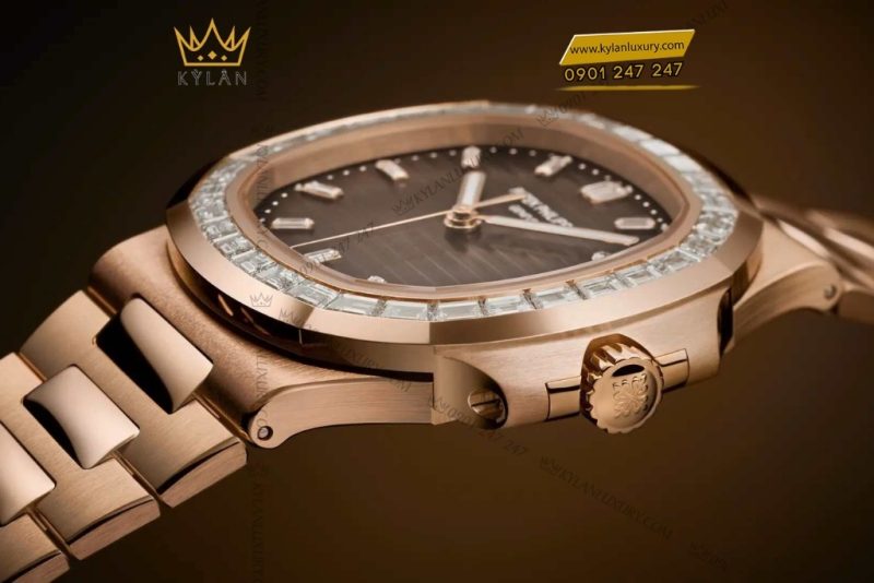 Đồng hồ Patek Philippe Nautilus vàng hồng vành kim vuông 5723/1R-010