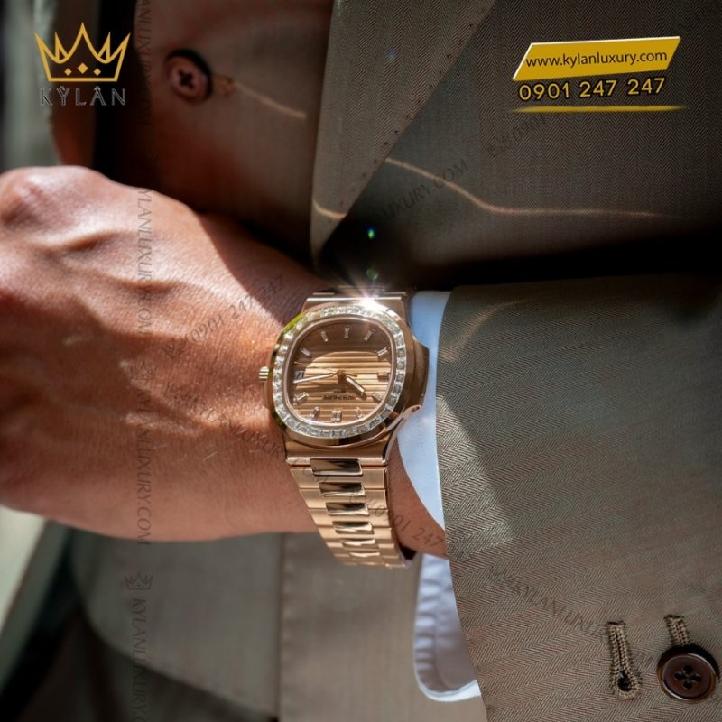 Đồng hồ Patek Philippe Nautilus mặt vàng hồng vành kim 5723/1R-001
