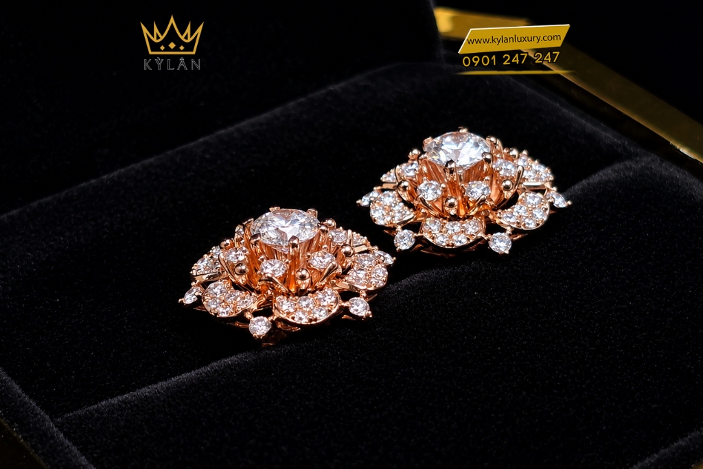 Kỳ Lân Luxury Bong tai vang hong Au750 dinh kim cuong 6 3 Bông tai kim cương vàng hồng Au750 đính viên chủ 5ly4