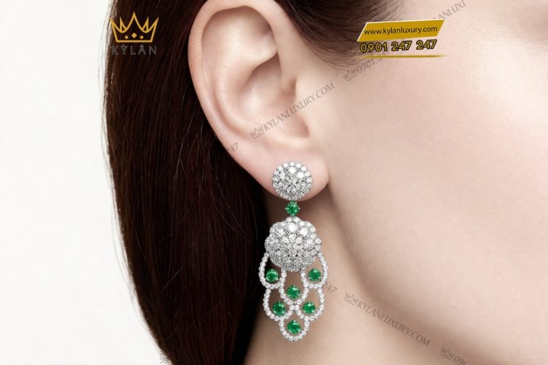 Bông tai vàng trắng Au750 đính kim cương và ngọc lục bảo