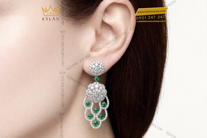 Bông tai vàng trắng Au750 đính kim cương và ngọc lục bảo